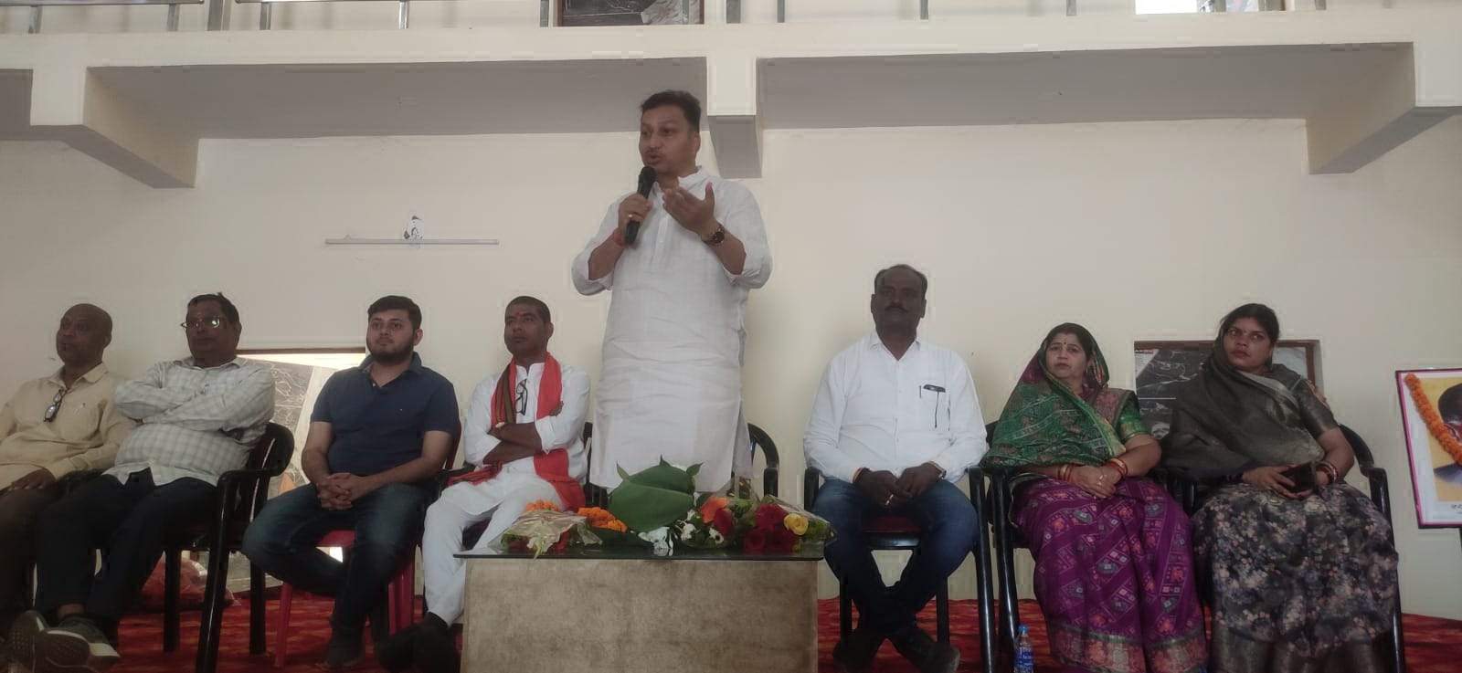 लखनपुर में भाजपा का स्थापना दिवस हर्षोल्लास से मनाया, अटल प्रतिमा पर किया माल्यार्पण