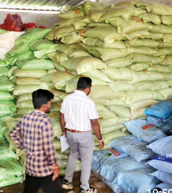 मेसर्स गौतम कृषि केंद्र से खाद खरीदी-बिक्री पर प्रतिबंध