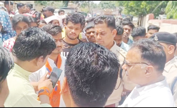 निजी स्कूलों की मनमानी के विरोध में अभाविप का प्रदर्शन, डीईओ दफ्तर घेरा
