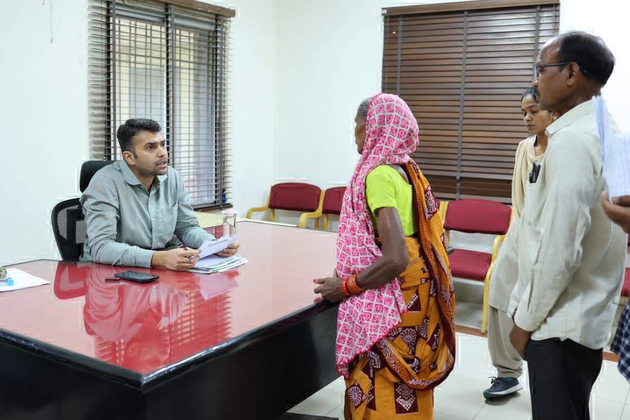 जनदर्शन: कलेक्टर ने सुनी समस्याएं,  कई प्रकरणों का मौके पर समाधान