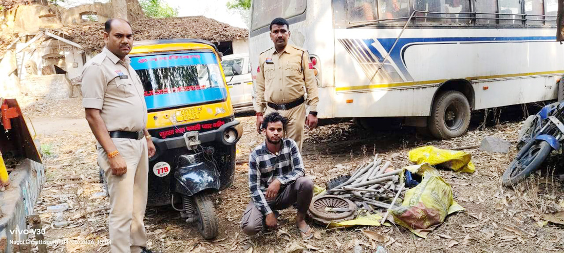 अवैध कबाड़ जब्त, 2 आरोपी गिरफ्तार