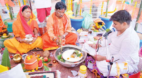 सांसद महेश कश्यप के पैतृक गांव में श्री हनुमान प्राण प्रतिष्ठा समारोह के दूसरे दिन ‘मूर्ति अधिवास’ का अनुष्ठान