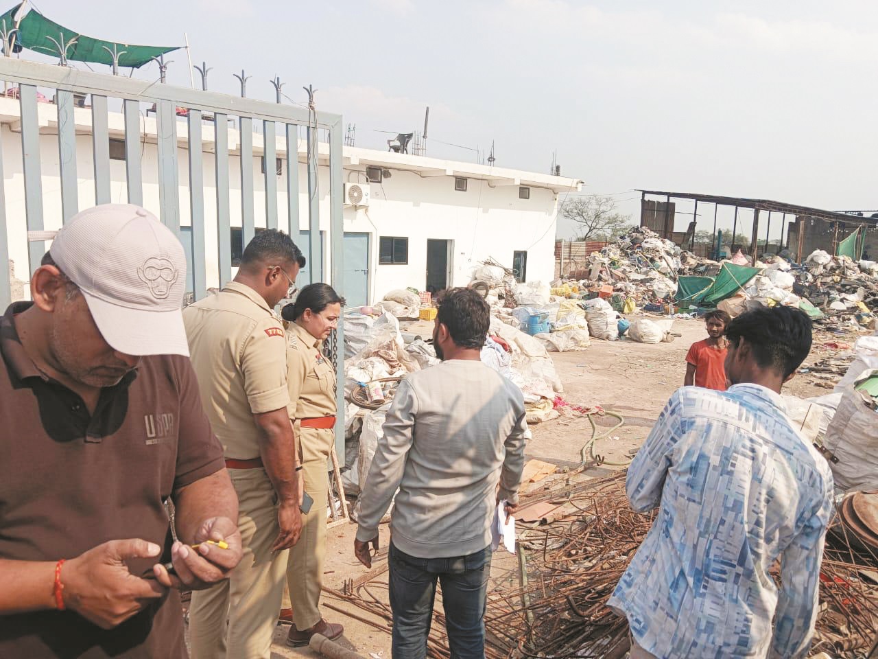 7 दुकानों से 32 लाख का कबाड़ जब्त