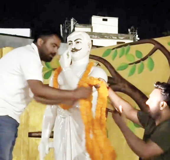 सीएम कार्यक्रम से पहले युवक कांग्रेस ने किया चंद्रशेखर आजाद प्रतिमा का अनावरण, सियासी विवाद तेज