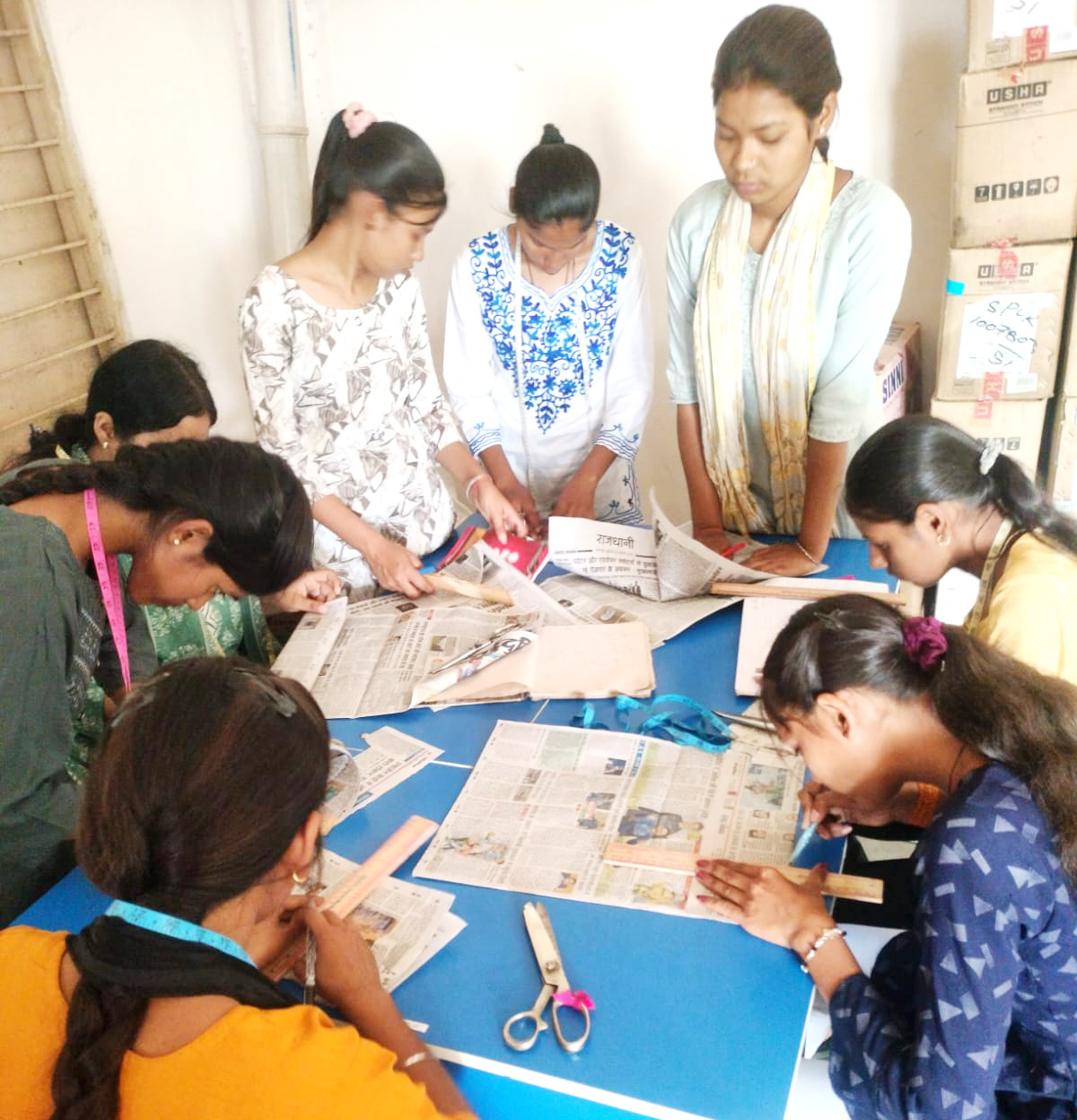 शाला त्यागी किशोरी बालिकाओं को आत्मनिर्भर बनाने सिलाई प्रशिक्षण