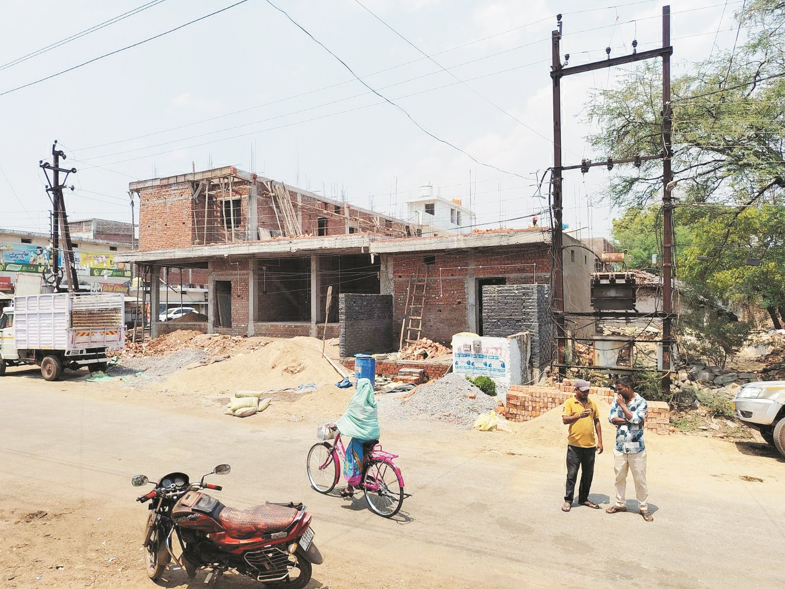 रेती-गिट्टी का ढेर, 3 हजार जुर्माना