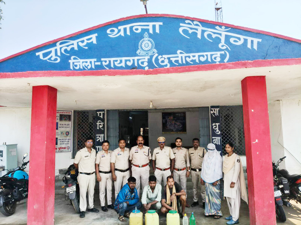 तीन गांव से महुआ शराब  के साथ चार गिरफ्तार