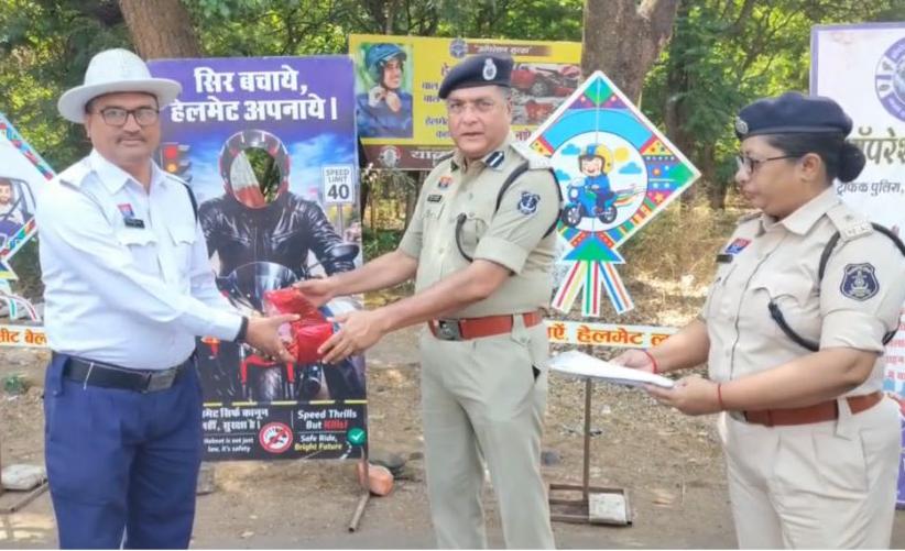भीषण गर्मी में सड़कों पर तैनात यातायात जवानों को मिले 'सफेद गमछे और वॉटर बॉटल'