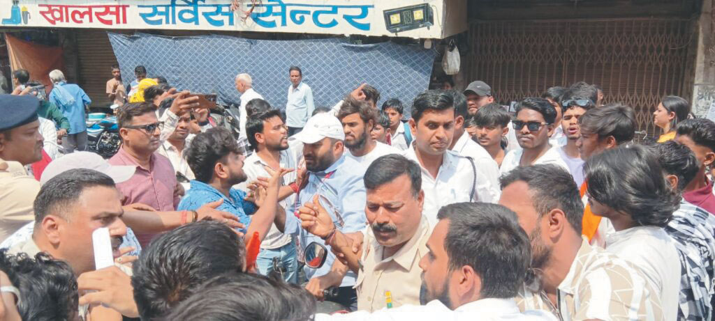 मटन मार्केट हटाने एबीवीपी का प्रदर्शन