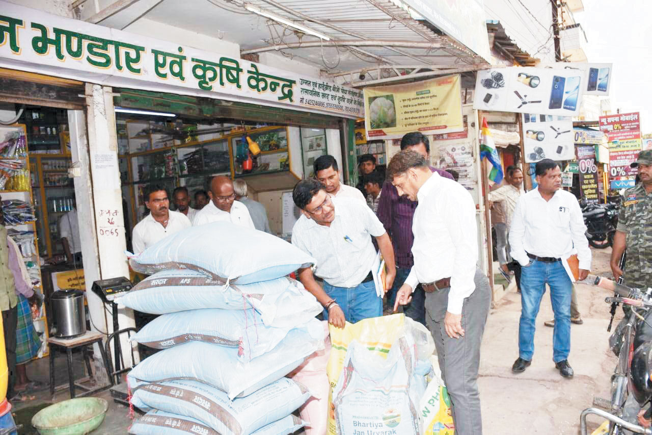 कलेक्टर ने खाद बीज दुकानों में दी दबिश, कहा-अनियमितता पर होगी कड़ी कार्रवाई