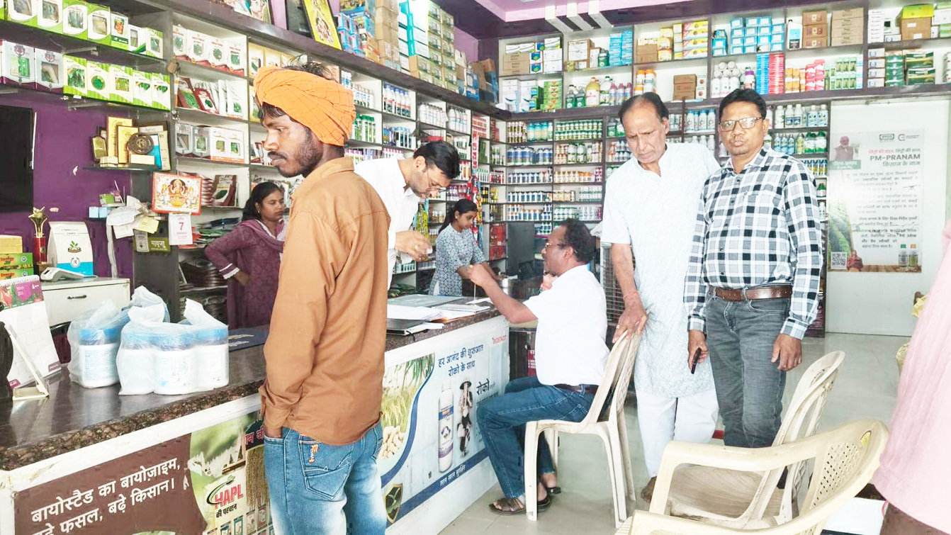 खाद बिक्री में अनियमितता, 10 दुकानों को नोटिस