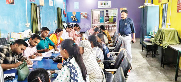 पारदर्शिता-समयबद्धता पर जोर, मूल्यांकन केंद्र का डीईओ ने किया निरीक्षण