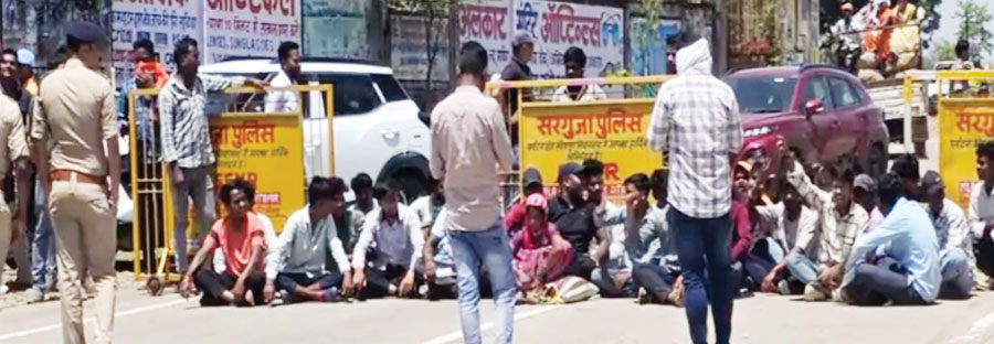 बुलडोजर कार्रवाई के विरोध में ग्रामीणों का एनएच पर चक्काजाम, पुलिस ने बल प्रयोग कर हटाया