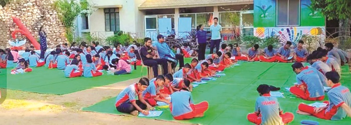 युगांतर में छात्रावासी विद्यार्थियों के चित्रकला स्पर्धा