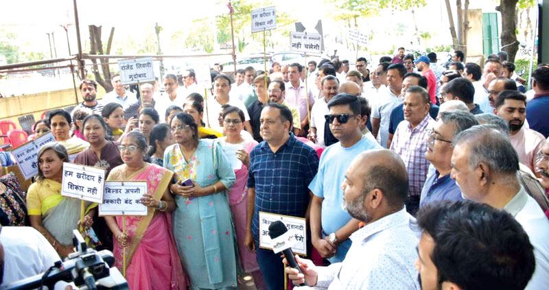 क्रेस्ट ग्रीन्स के रहवासियों का बिल्डर के खिलाफ प्रदर्शन