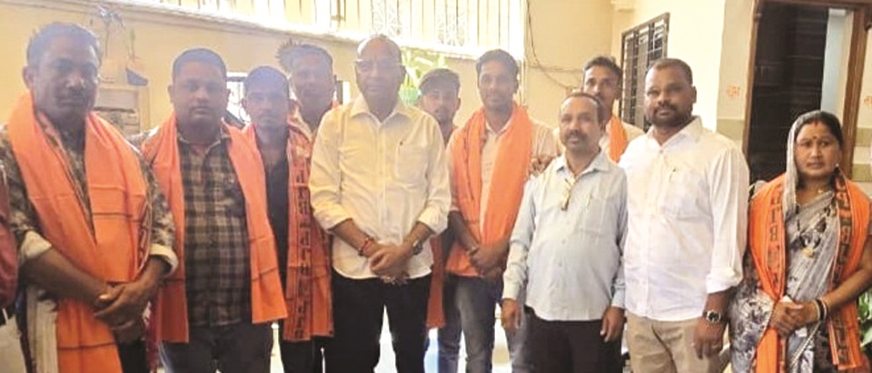 जनपद सदस्य, सरपंच आदि ने थामा भाजपा का दामन