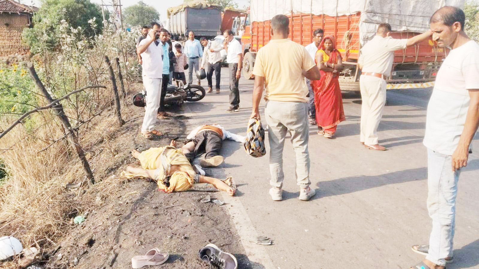 ट्रेलर ने बाइक सवार को मारी टक्कर, दो की मौत, एक गंभीर