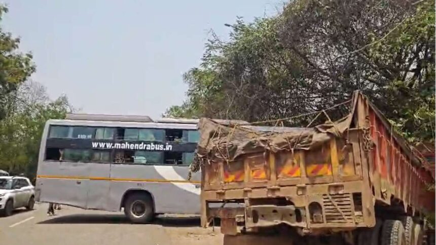 बस - ट्रक में भिड़ंत, 7 जख्मी