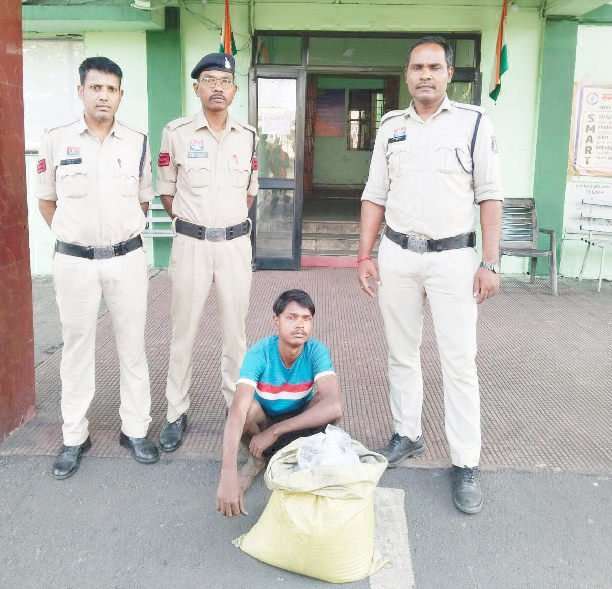 अलग-अलग जगहों से महुआ शराब के साथ आरोपी गिरफ्तार