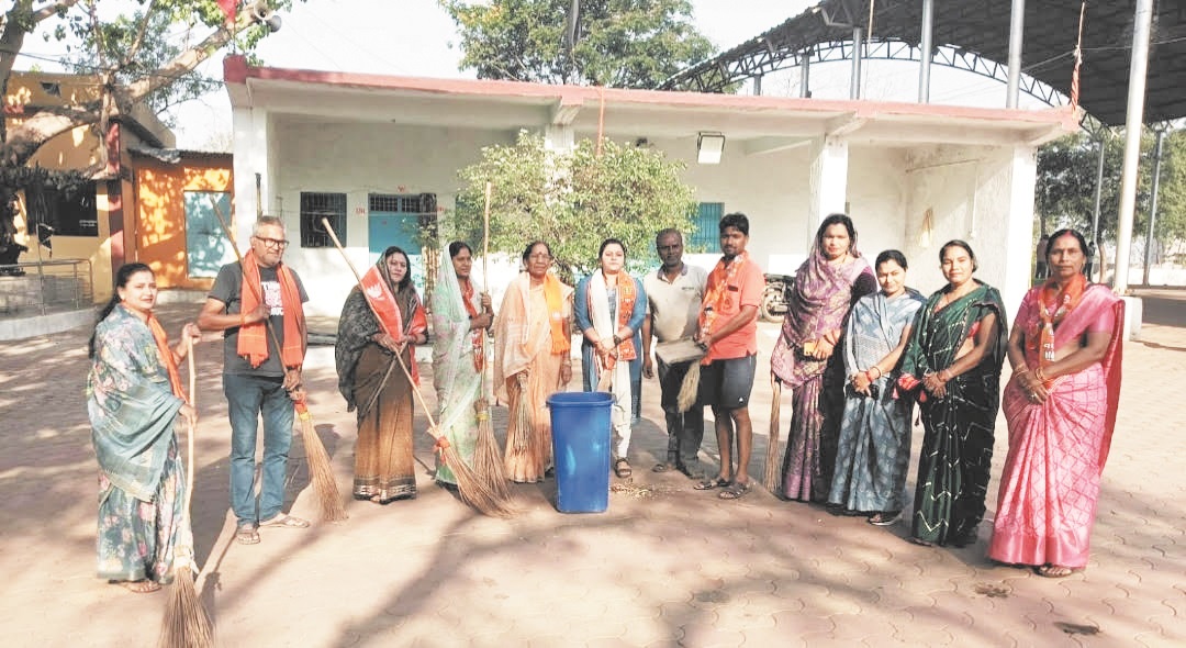 भाजपाइयों ने की महामाया मंदिर की सफाई