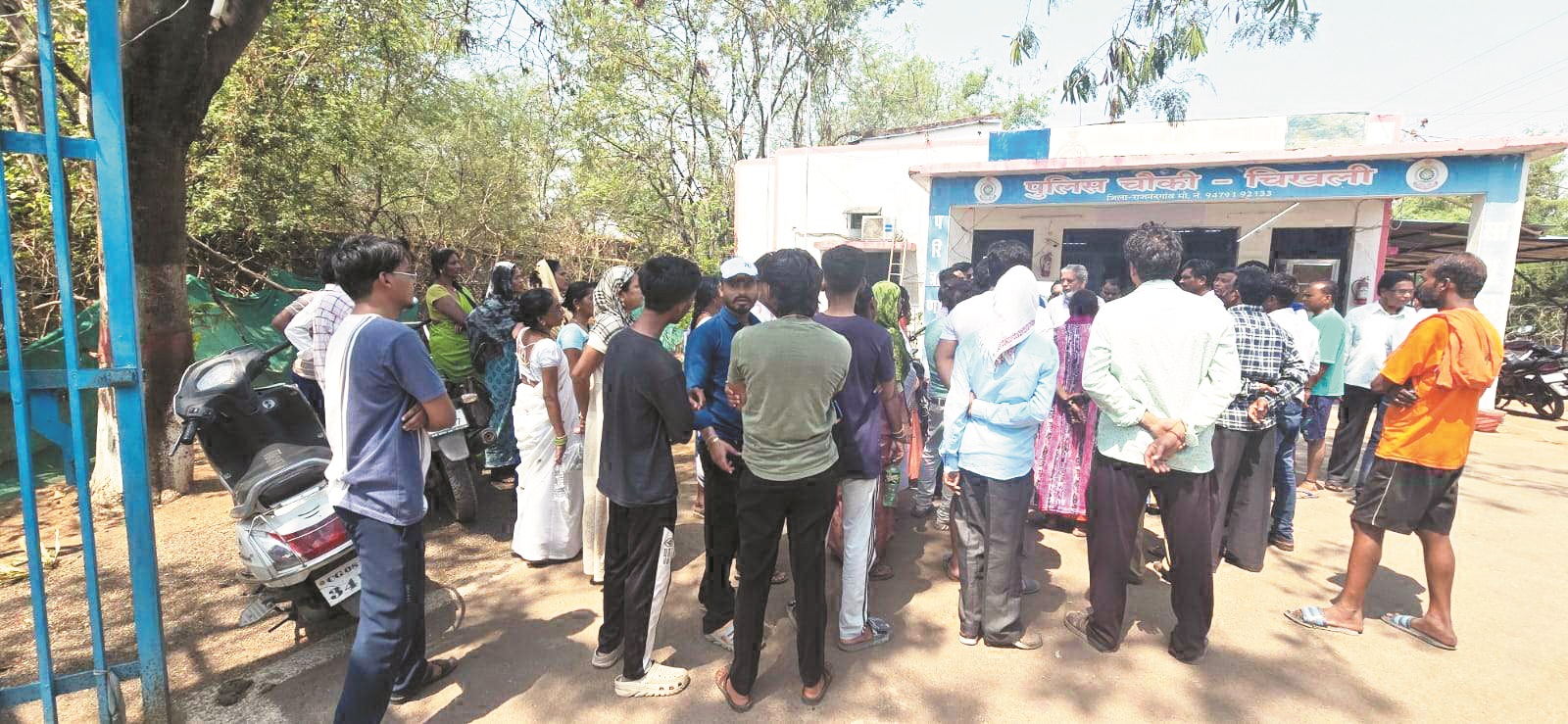 चाकूबाजी से भडक़े लोगों ने पुलिस चौकी घेरा