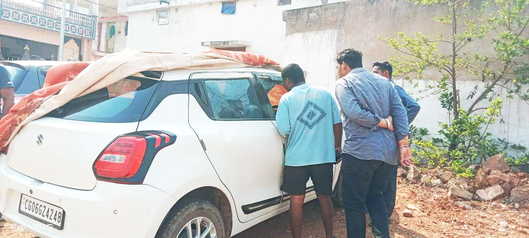 असामाजिक तत्वों ने कारों  को पहुंचाया नुकसान