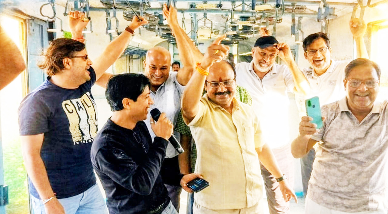 मॉर्निंग मस्ती ग्रुप की रेल यात्रा रही मनोरंजक,अन्य यात्रियों ने भी उठाया आनन्द—ब्रह्मदत्त शास्त्री