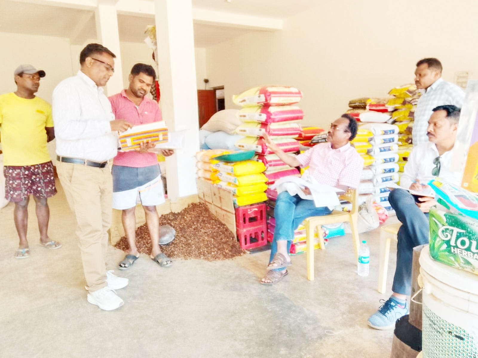 खाद बिक्री में अनियमितता,  दो दुकानदारों को नोटिस