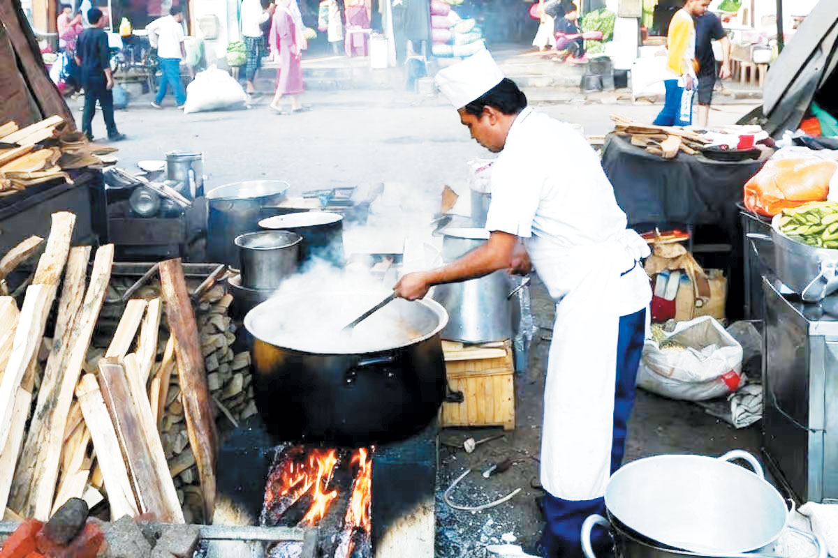 कमर्शियल गैस सिलेंडर की 20 फीसदी सप्लाई का दावा, लेकिन हालात इससे कहीं ज्यादा खराब