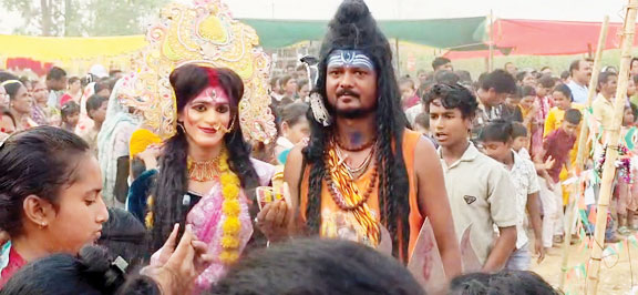 पश्चिम बोरगांव में चरक पूजा की धूम, श्रद्धालु उमड़े