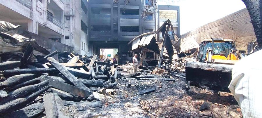 फाफाडीह टिंबर मार्केट में भीषण आग, बुझाने लगीं फायर ब्रिगेड की 12 गाडिय़ां , लाखों का सामान खाक