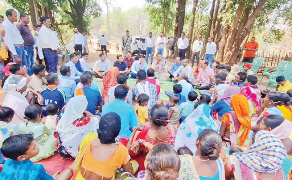 कलेक्टर-एसपी ने सुदूर गांव पावेल में लगाई चौपाल