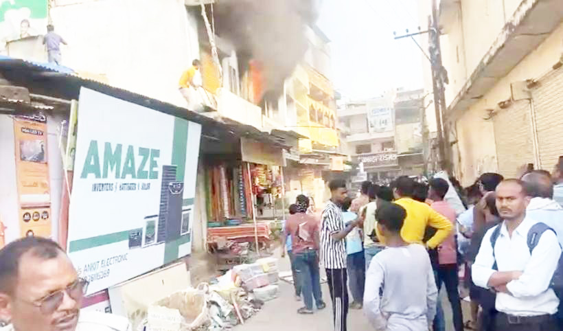 आग से दो दुकान खाक