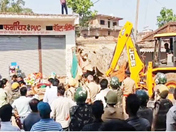 अवैध अतिक्रमण पर चला बुलडोजर