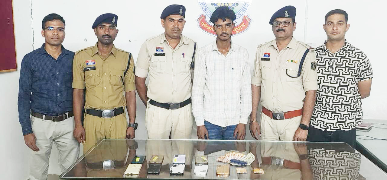 पुराने सिक्के-नोट बदलने का झांसा देकर 12 लाख की ठगी