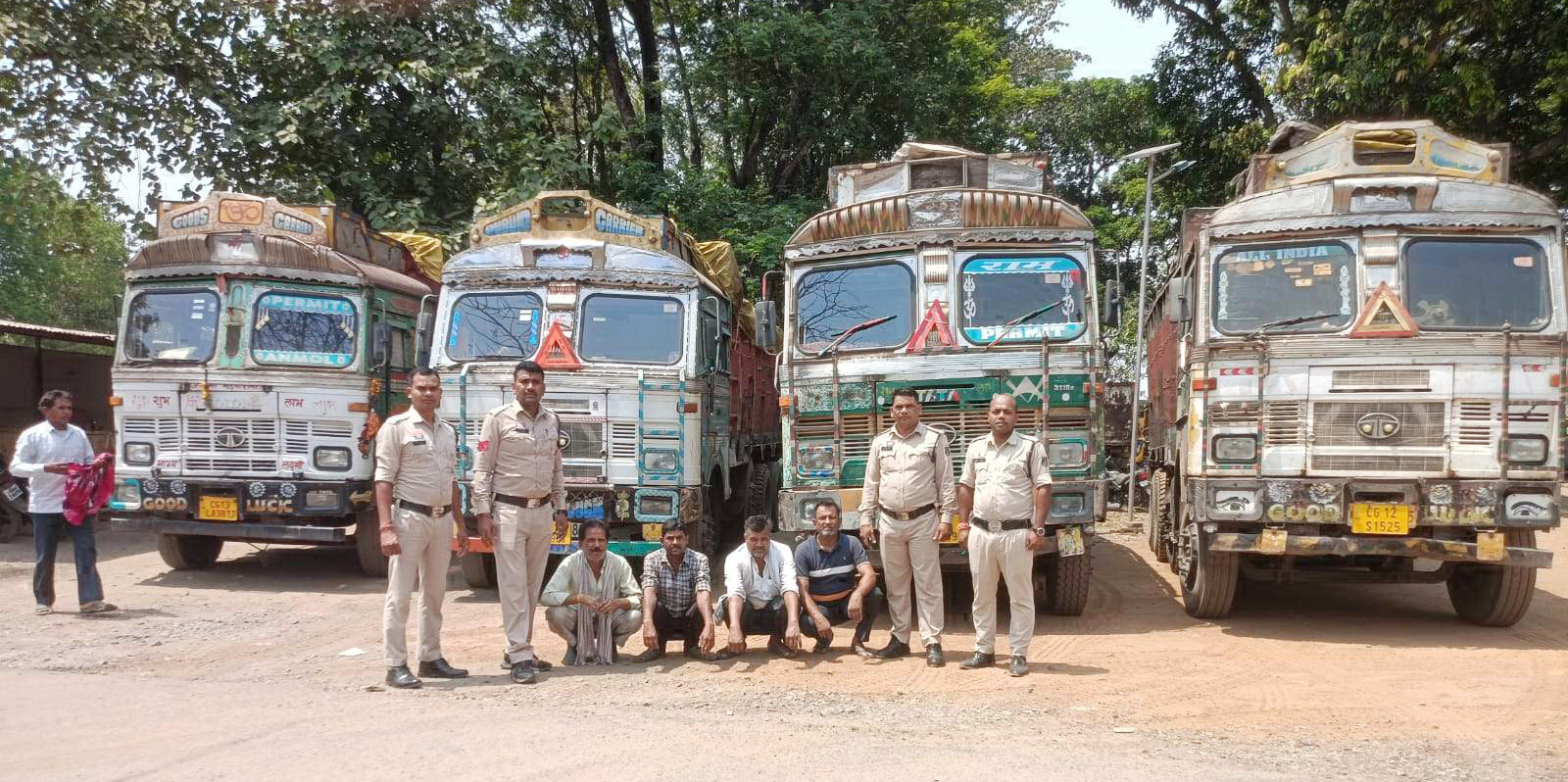 4 ट्रकों से 82 लाख का कबाड़ जब्त