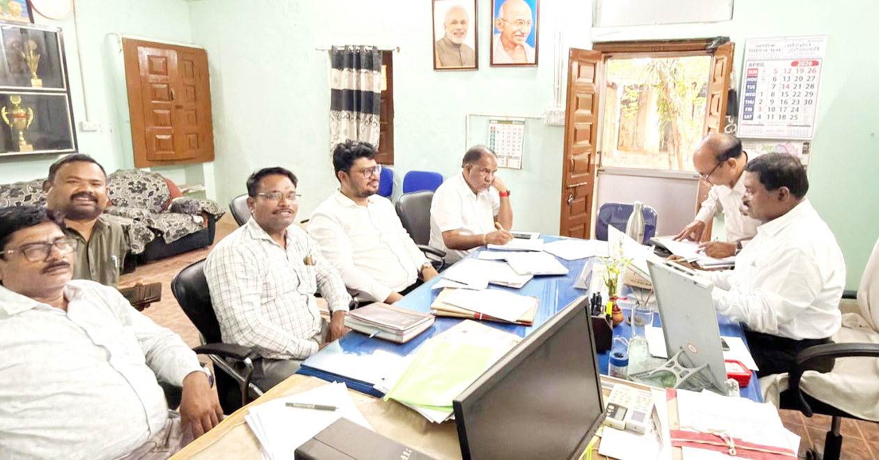 डीईओ ने की विभिन्न योजनाओं-कायक्रमों व प्रशासनिक कार्यों की समीक्षा