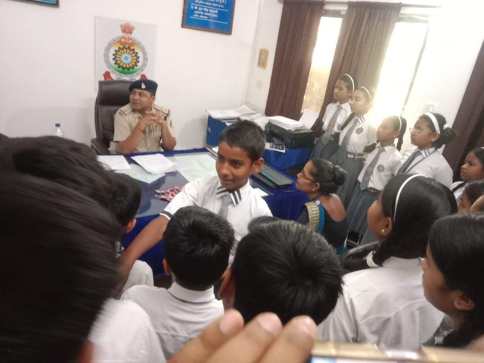 गुरुकुल स्कूल के विद्यार्थियों ने किया थाना लखनपुर का भ्रमण, पुलिस कार्यप्रणाली की ली जानकारी