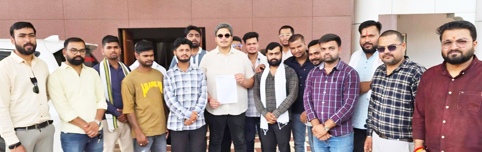 परीक्षा की तिथि बढ़ाने युवा कांग्रेस जिलाध्यक्ष ने सौंपा ज्ञापन