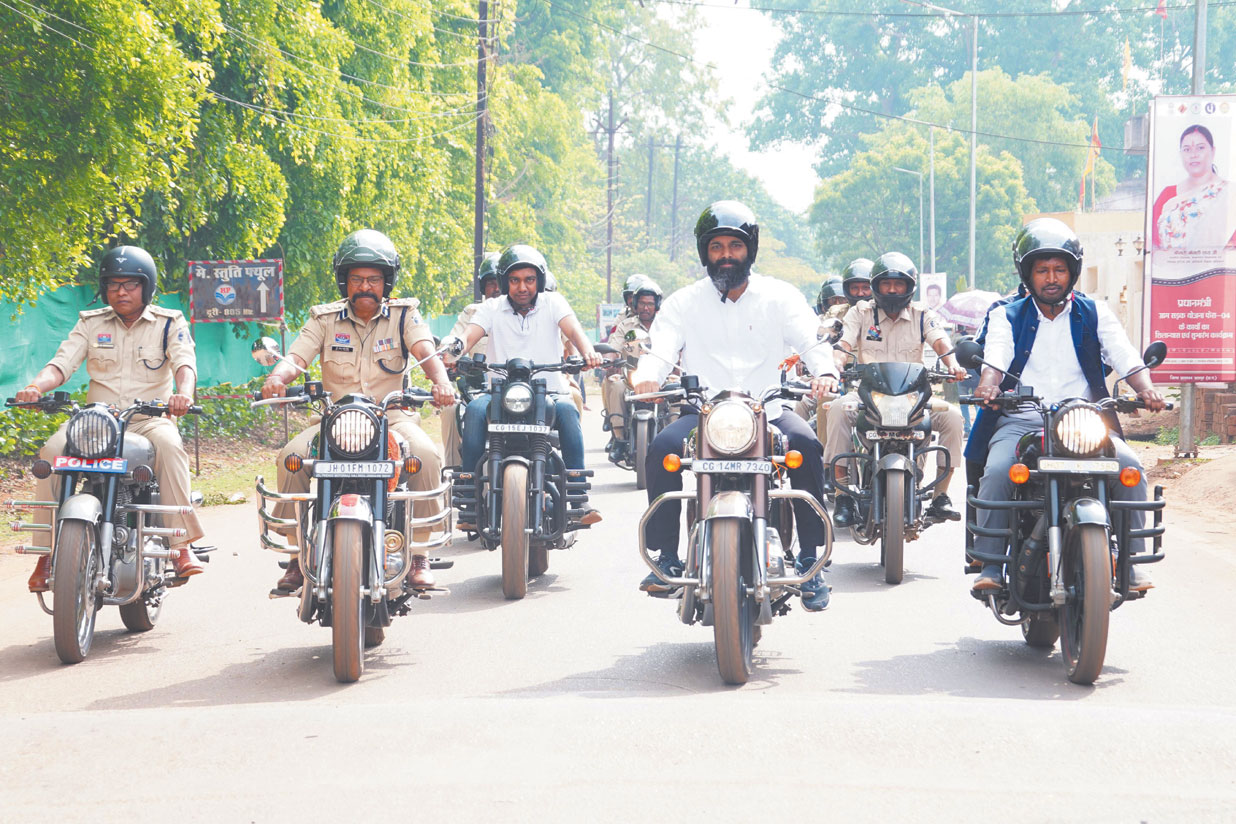 हेलमेट जागरूकता रैली निकाली