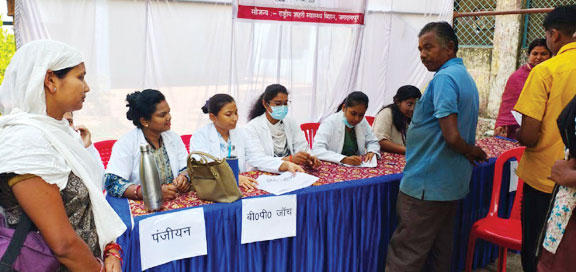 मुख्यमंत्री स्वस्थ बस्तर अभियान: अर्बन पीएचसी गीदम रोड में विशेषज्ञ टीम ने की 202 मरीजों की जांच