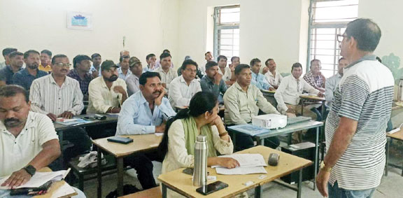 जनगणना प्रशिक्षण में दी जा रही तकनीकी जानकारी