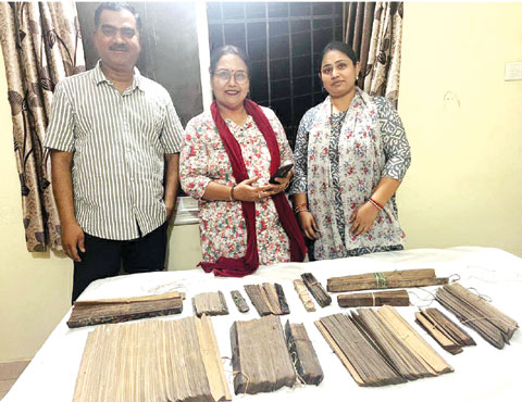 डाक्टर पंडा से ताड़ पत्र में लिखी कर्मकांड की पांडुलिपि सौंपी