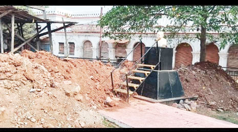 सिरहासार चौक के आसपास गंदगी का अंबार