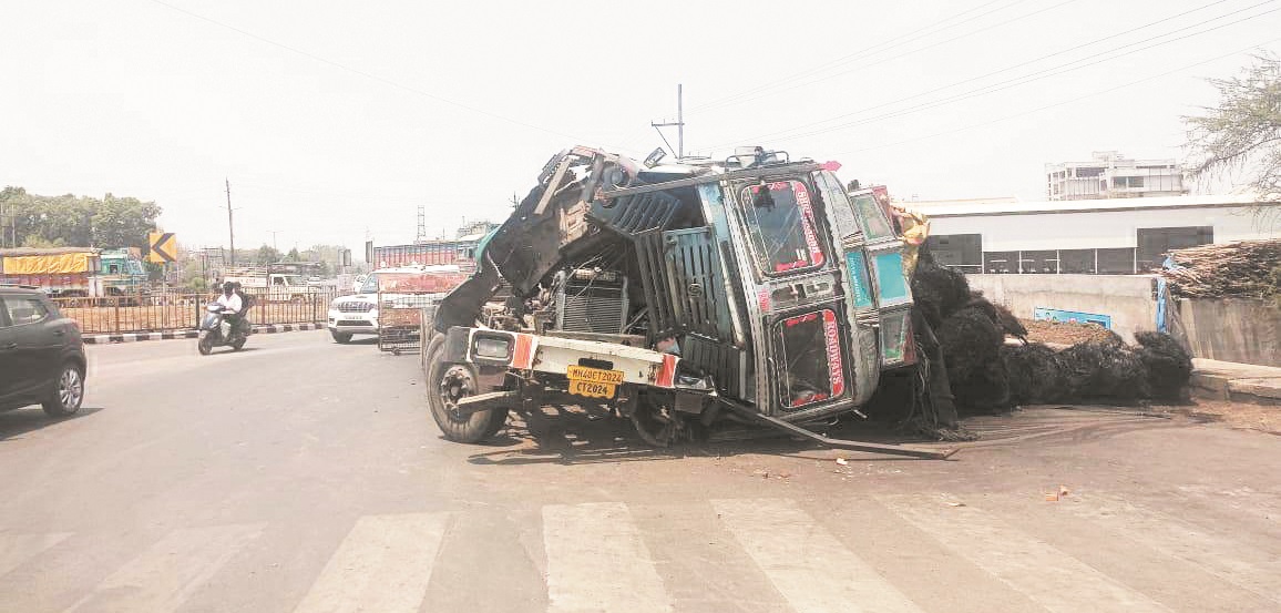 नांदगांव-दुर्ग तिराहे पर पलटा तार से भरा ट्रक
