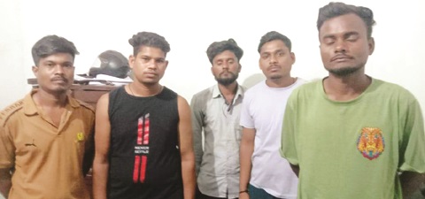 जुआ खेलते 8 गिरफ्तार, नगदी भी जब्त