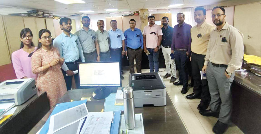 आयकर अधिकारी कर्मचारियों ने काली पट्टी बांध कर काम किया