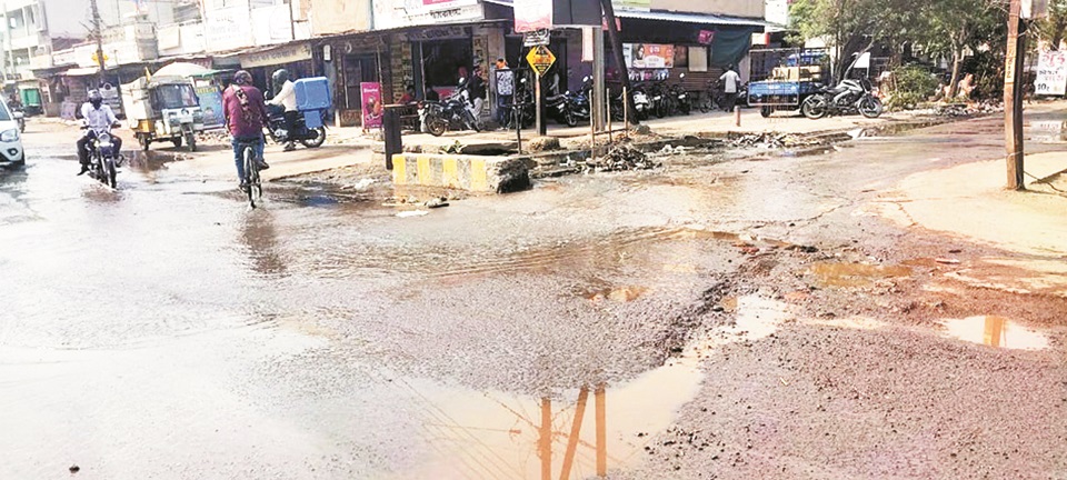 नाली की सफाई नहीं होने से पानी सडक़ में बह रहा