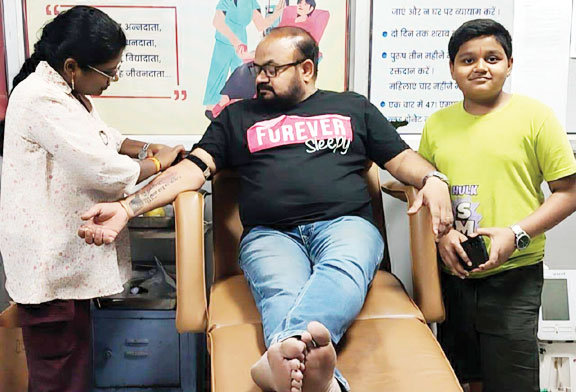  शिक्षक अखिलेश ने पूरा किया 100वां रक्तदान, गर्भवती की बचाई जान