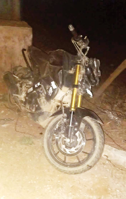 बेकाबू बाइक खंभे से टकराई, युवक की मौत, साथी जख्मी